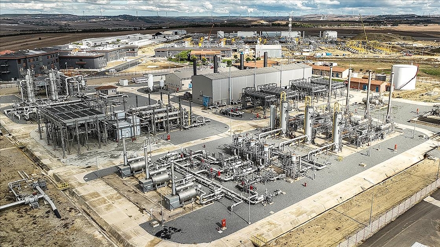 Doğal gazda kış hazırlığı tamam! 1 Bakan Alparslan Bayraktar, Tuz Gölü Yer Altı Doğal Gaz Depolama Tesisi'nin kapasitesinin 1,7 milyar metreküpe çıkarıldığını ve Türkiye’nin yer altı depolarında doluluğun yüzde 100’e ulaştığını duyurdu.