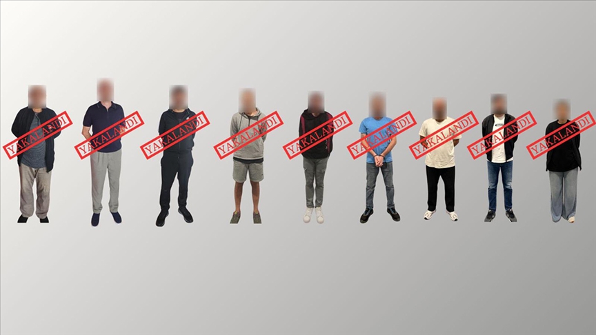 Kırmızı bültenle aranan 9 kişi Türkiye’ye getirildi 6 İçişleri Bakanı Ali Yerlikaya, uluslararası ve ulusal düzeyde aranan 11 şüphelinin Türkiye’ye iade edildiğini açıkladı.