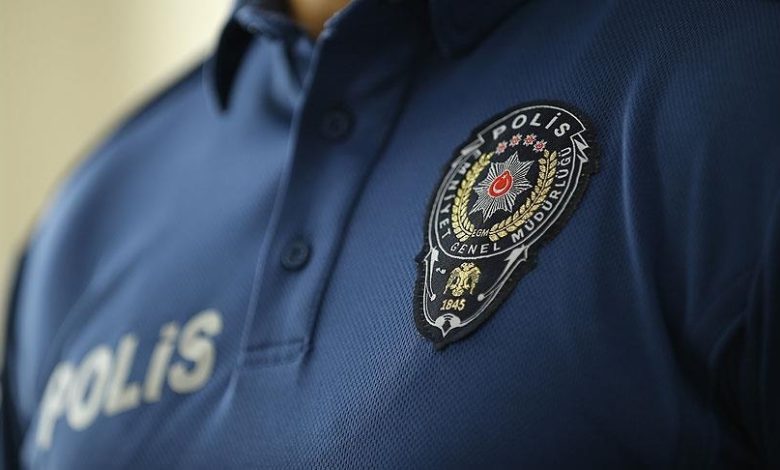 İçişleri Bakanı Ali Yerlikaya, polis teşkilatında uzun süredir beklenen düzenlemeleri duyurdu. 2026’daki genel atamada zorunlu ikinci şarkın uygulanmayacağını açıkladı.