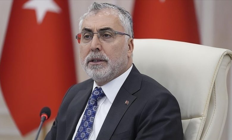 Çalışma ve Sosyal Güvenlik Bakanı Vedat Işıkhan, 2026 yılında geçerli olacak asgari ücretin net 28 bin 75 lira olarak belirlendiğini duyurdu.