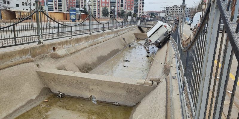 Malatya'da pikap kanala uçtu! 2 Malatya'da korkutan kaza