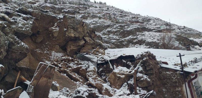 Sivas'ta kaya parçaları yola ve ahıra düştü