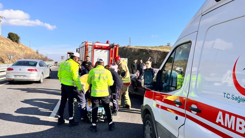Manisa'da otomobil hurdaya döndü