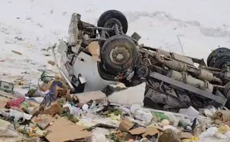 Hakkari'de kamyonet şarampole yuvarlandı: 1 yaralı 2 Hakkari'de feci kaza