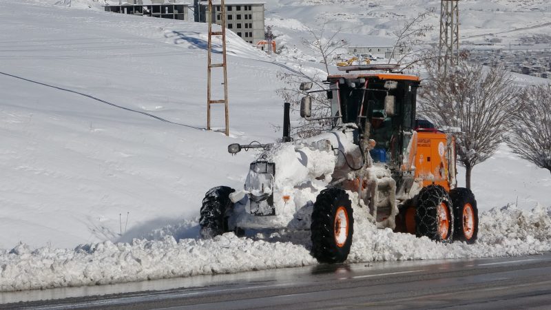 Van'da kar hayatı felç etti: 390 yerleşim yerinin yolu kapandı 2 Van'da kar kalınlığı 293 santime ulaştı