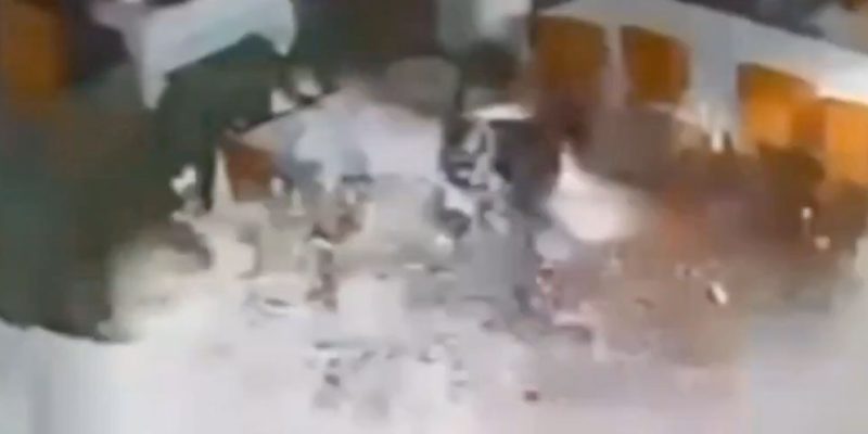 Antalya'da dalgalar restorana zarar verdi