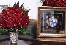 MHP Genel Başkanı Devlet Bahçeli, Cumhurbaşkanı Recep Tayyip Erdoğan’ın 72’nci yaş günü dolayısıyla 72 gülden oluşan bir buket ile özel tasarım bir tablo hediye etti.