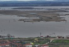 Edirne’de yatağından çıkan Tunca ve Meriç nehirleri tarım arazilerine yayıldı. Bazı köy yolları ve köprüler ulaşıma kapatıldı.
