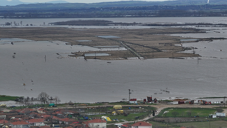 Edirne’de yatağından çıkan Tunca ve Meriç nehirleri tarım arazilerine yayıldı. Bazı köy yolları ve köprüler ulaşıma kapatıldı.