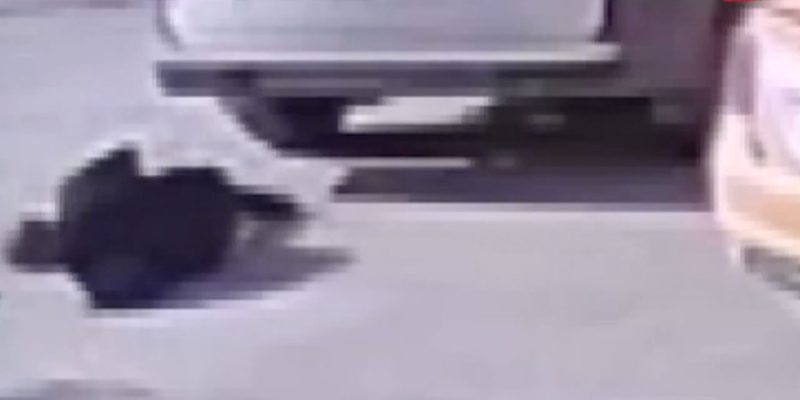 Adana’da yol ortasına duran adama otomobil çaptı 2 Adana’da korkutan kaza