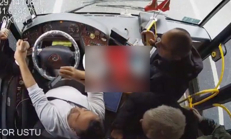 İstanbul'da özel halk otobüsüne tekme tokat saldırdı! 19 haber