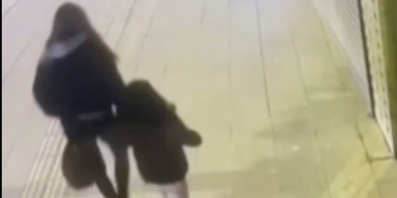 Hatay'da anne ve kız binanın altında kalmaktan kıl payı kurtuldu 2 Hatay'da korkunç anlar