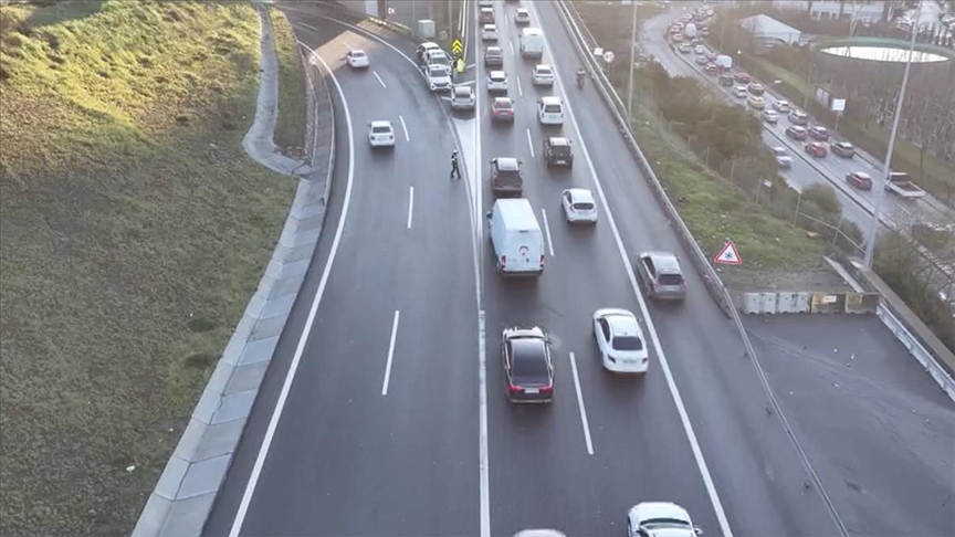 İstanbul’da 48 noktada 153 polisin katılımıyla gerçekleştirilen dron destekli denetimlerde 842 sürücüye para cezası kesildi.