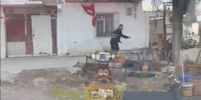 İzmir'de tavuktan kaçan görevlinin görüntüleri gülümsetti