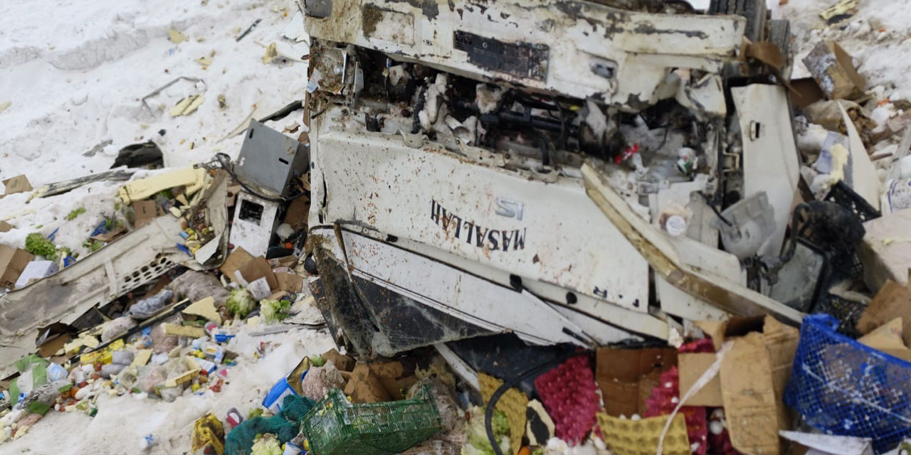 Hakkari'de kamyonet şarampole yuvarlandı: 1 yaralı 1 kaz 2