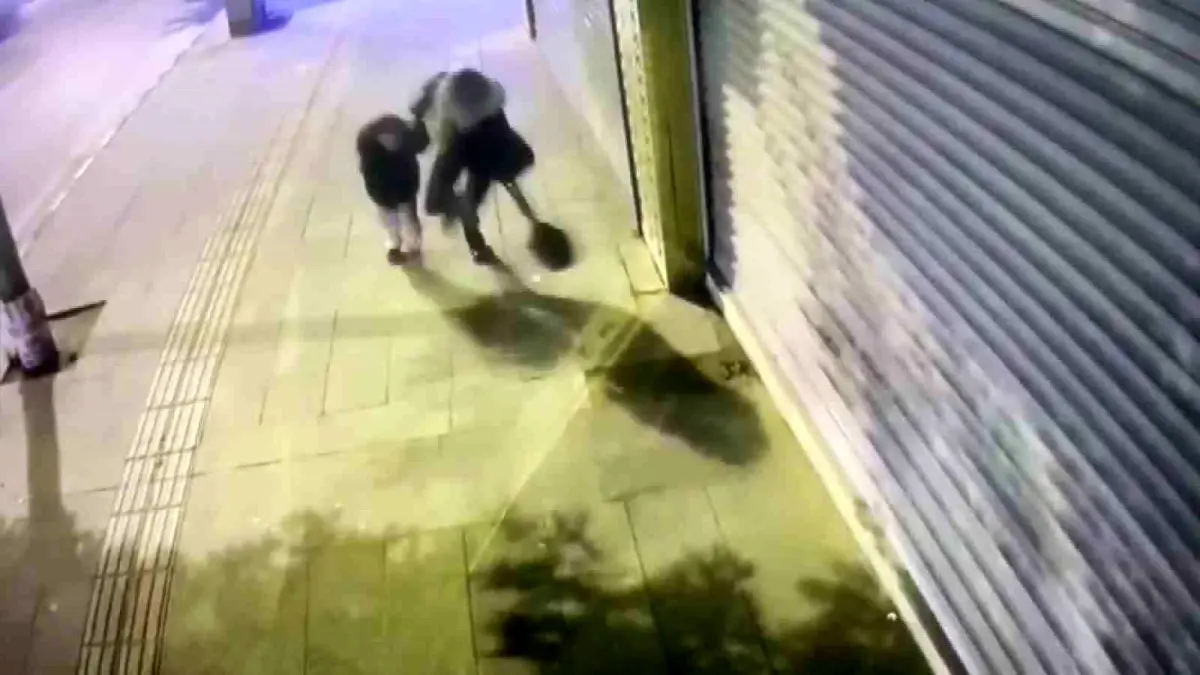 Hatay'da anne ve kız binanın altında kalmaktan kıl payı kurtuldu 1 kontrollu yikimda coken binadan kosarak kurtu 19596071 amp.jpg