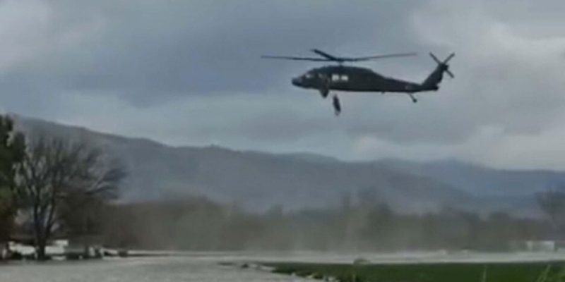 Aydın'da film sahnesi gibi kurtarma operasyonu! 2 Aydın'da selin ortasında kalan vatandaş helikopterle kurtarıldı