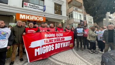 Migros Krizinin 12'nci gününde Çanakkale Emek, Barış ve Demokrasi Güçleri, Migros depo işçilerinin direnişine destek vermek amacıyla eylem yaptı.