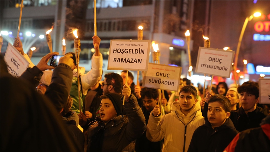 Ramazan coşkusu sokaklara taştı 1 Ramazan ayının başlamasıyla birlikte birçok ilde sivil toplum kuruluşları ve müftülüklerin öncülüğünde fener alayları gerçekleştirildi.