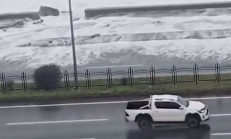 Rize’de dalgalar yolu sular altında bıraktı 1 rize 2