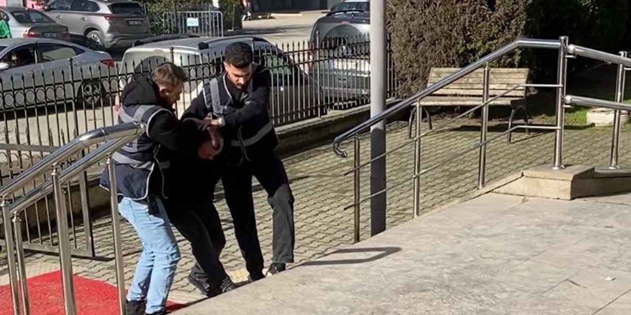 Zonguldak'ta eğlence mekanına kurşun yağdırmıştı: Tutuklandı 1 Zonguldak'ta gece mekana gelerek silahla ateş açan ve 2 kişiyi yaralayan şahıs tutuklandı