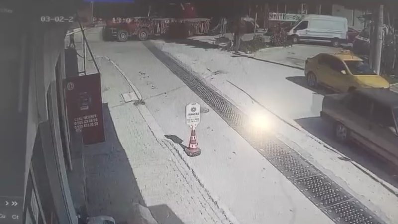 İzmir'de vinç otomobili sürükledi 2 İzmir'de korkutan kaza