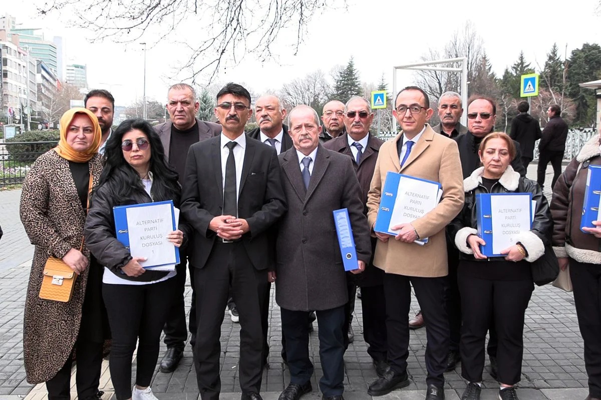 Alternatif Parti resmen kuruldu! 1 Ankara’da yeni bir siyasi oluşum resmiyet kazandı. Şevket Göçmen öncülüğündeki Alternatif Parti’nin kuruluş dilekçesi İçişleri Bakanlığı’na sunuldu.