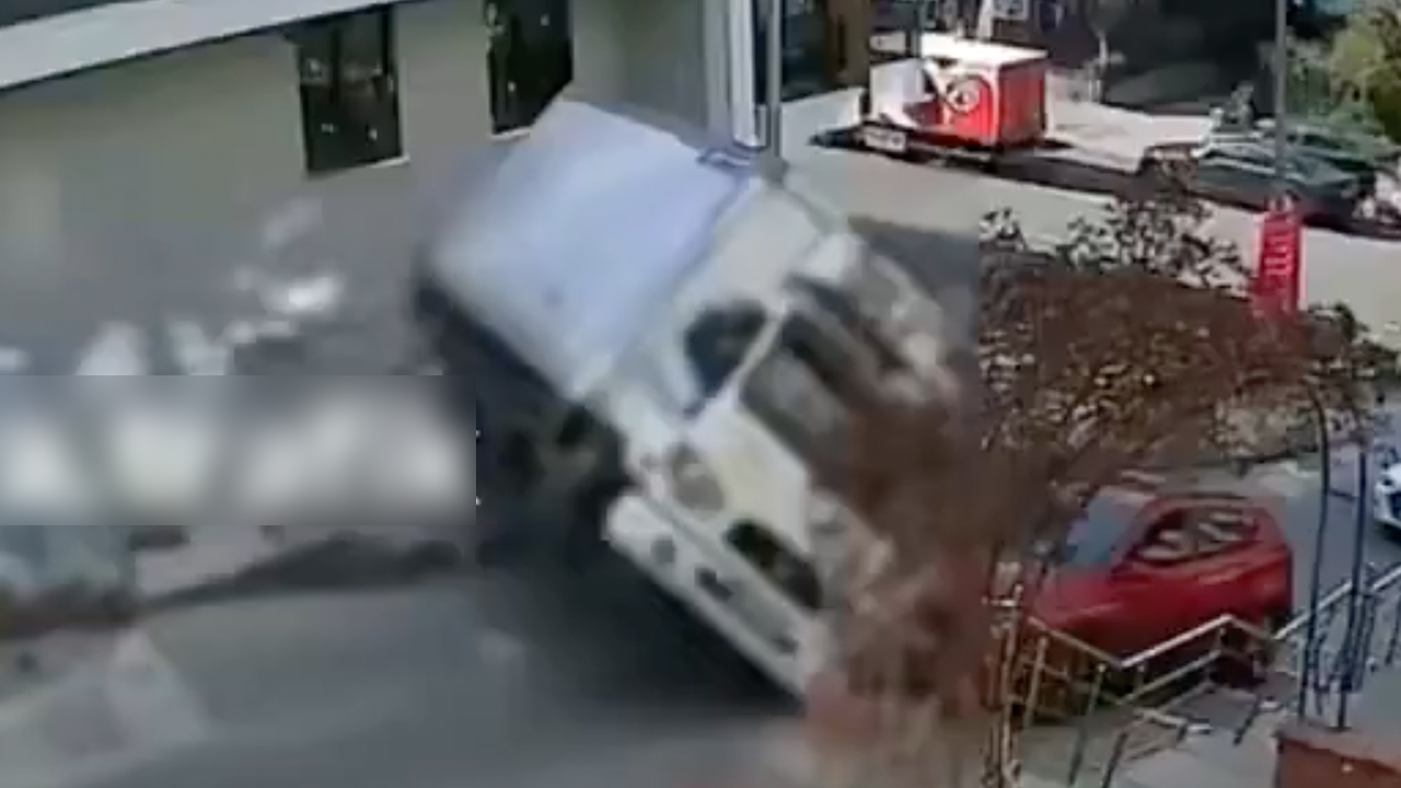 Ankara'da bir kamyonetin yokuştan aşağı kaydı 1 ankara kaza