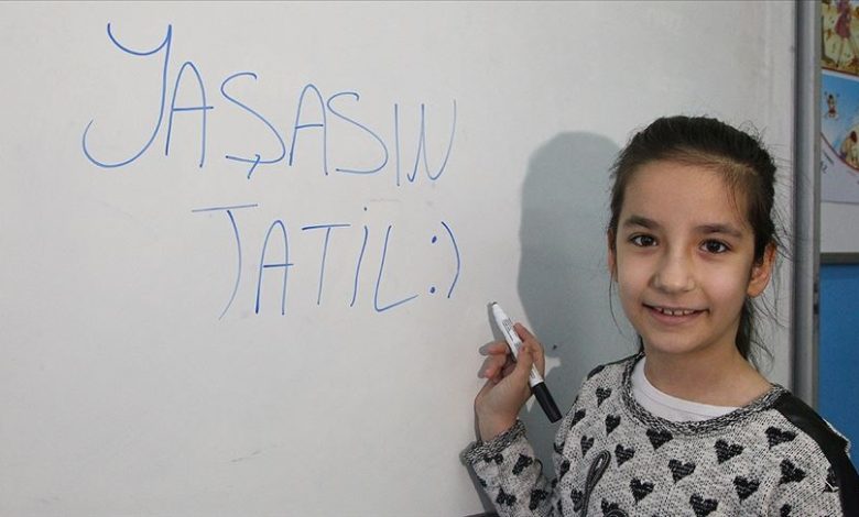 Ara tatil kalksın mı? İşte öğretmenlerin net görüşü 1 Türk Eğitim-Sen’in Türkiye genelinde yaptığı ankette öğretmenlerin büyük çoğunluğu birer haftalık ara tatillerin kaldırılmasına karşı çıktı.