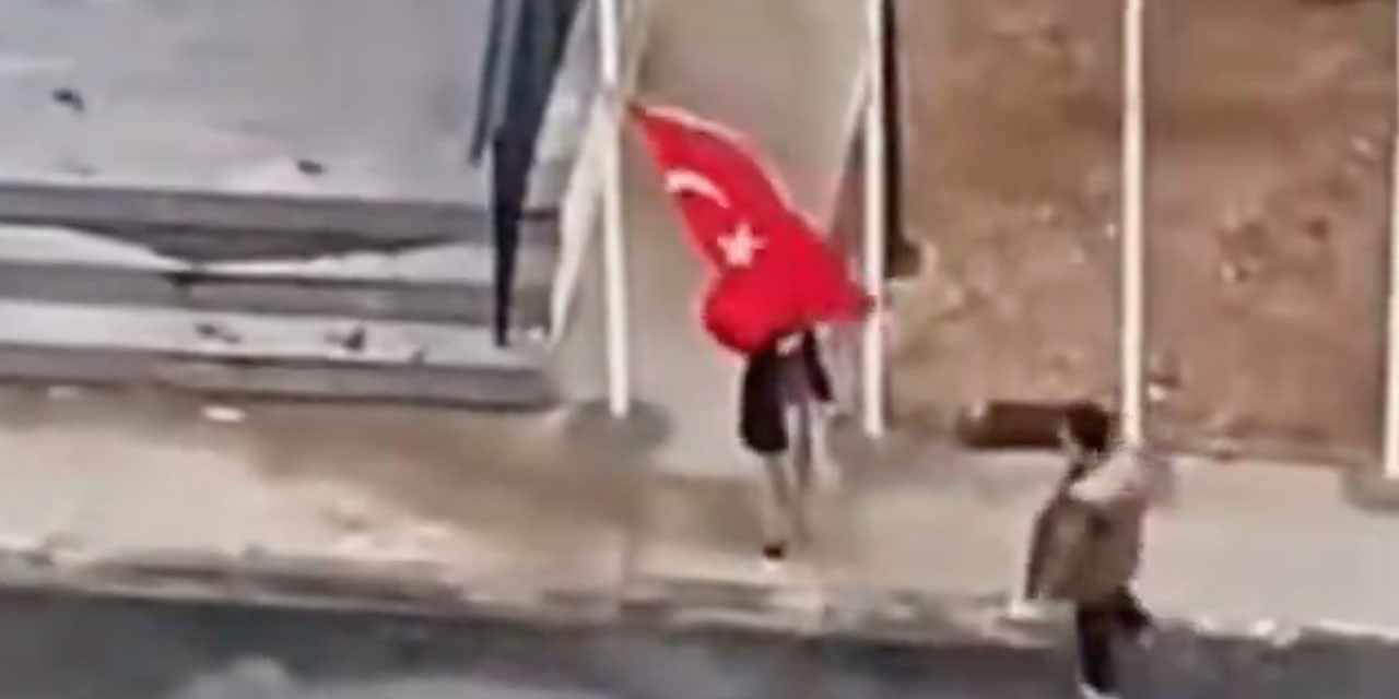 Elazığ’da çocuklar bayrağın düşmemesi için büyük çaba gösterdi 1 bayrak