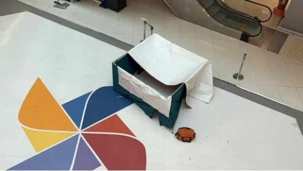 Bursa’nın Osmangazi ilçesindeki Kent Meydanı AVM’de meydana gelen olayda 22 yaşındaki Doğukan Dikbıyık zemin boşluğuna düştü.