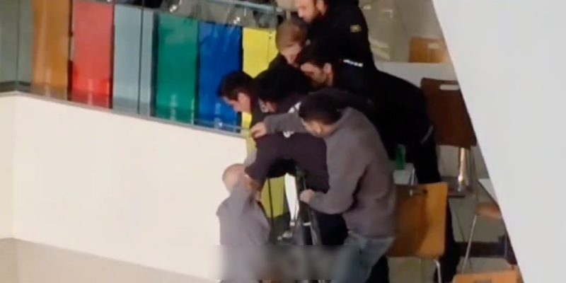 Bursa'da kendini aşağı atmaya çalışan adam kurtarıldı 2 Bursa'da canına kıymaya çalıştı