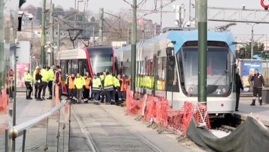 Eminönü’nde tramvay raydan çıktı 1 T1 Kabataş–Bağcılar Tramvay Hattı’nda sefer yapan bir tramvay Eminönü’nde raydan çıktı. Olay sonrası hatta seferler kontrollü şekilde sürdürülüyor.