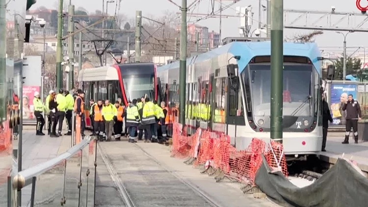T1 Kabataş–Bağcılar Tramvay Hattı’nda sefer yapan bir tramvay Eminönü’nde raydan çıktı. Olay sonrası hatta seferler kontrollü şekilde sürdürülüyor.