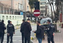 İstanbul’un Fatih ilçesinde boşanma aşamasında olduğu eşi tarafından sokak ortasında silahla vurulan kadın hayatını kaybetti.