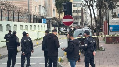 İstanbul’un Fatih ilçesinde boşanma aşamasında olduğu eşi tarafından sokak ortasında silahla vurulan kadın hayatını kaybetti.