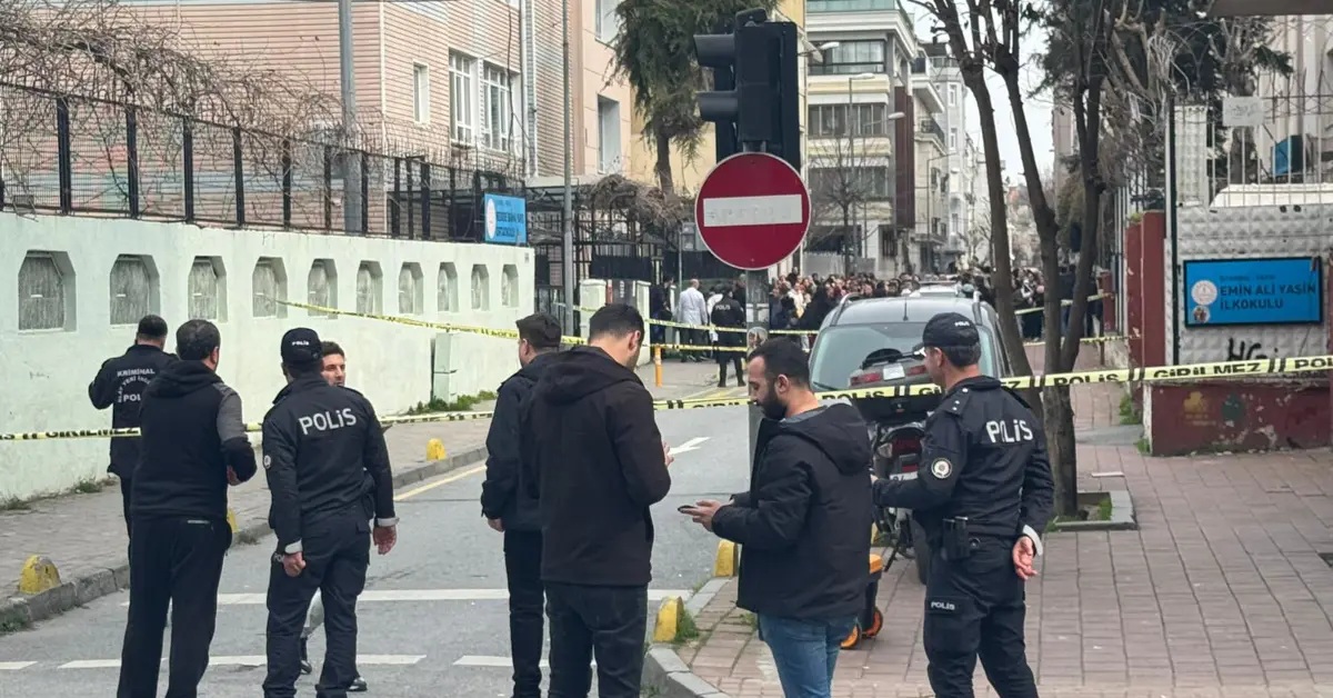 İstanbul’un Fatih ilçesinde boşanma aşamasında olduğu eşi tarafından sokak ortasında silahla vurulan kadın hayatını kaybetti.
