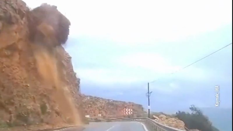 Mersin-Antalya karayolunda feci olay 2 Mersin-Antalya karayolunda heyelan