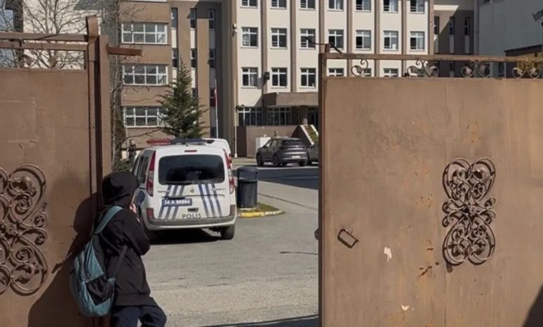 İstanbul’da yarın okullar tatil mi? 2 Çekmeköy’de yaşanan ve bir öğretmenin hayatını kaybettiği bıçaklı saldırının ardından “İstanbul’da yarın okullar tatil mi?” sorusu gündeme geldi.