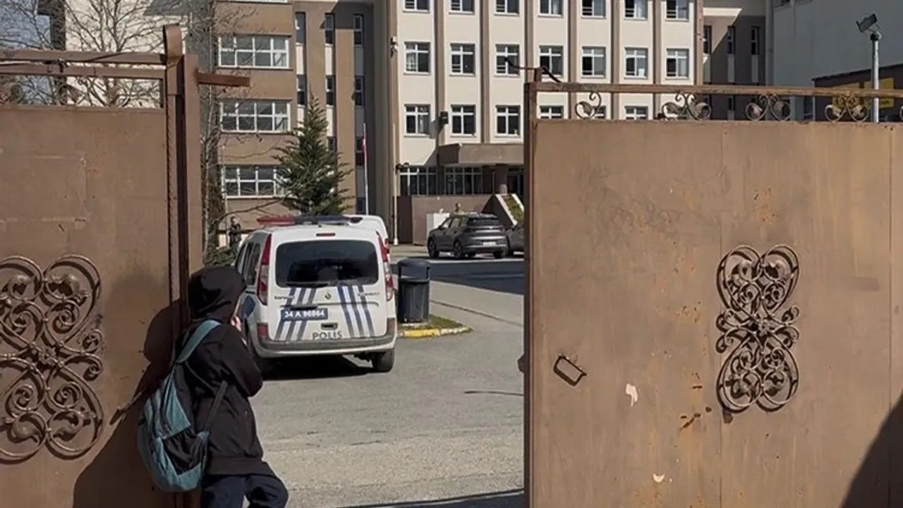 İstanbul’da yarın okullar tatil mi? 1 Çekmeköy’de yaşanan ve bir öğretmenin hayatını kaybettiği bıçaklı saldırının ardından “İstanbul’da yarın okullar tatil mi?” sorusu gündeme geldi.