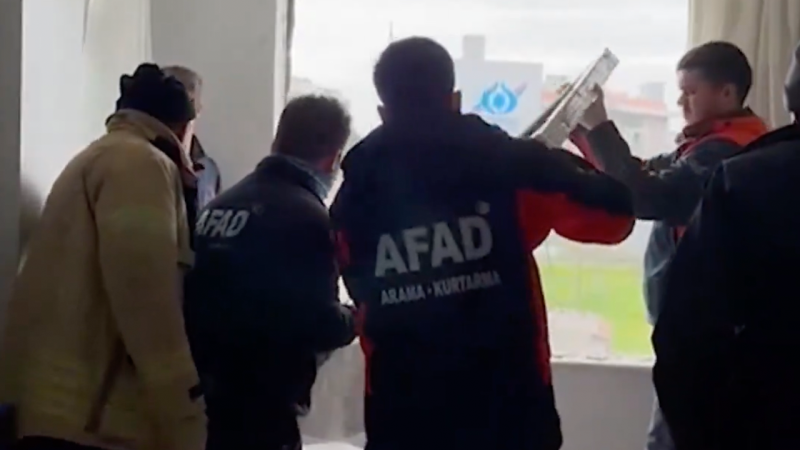 İstanbul'da 240 kiloluk kadını vinç kurtardı