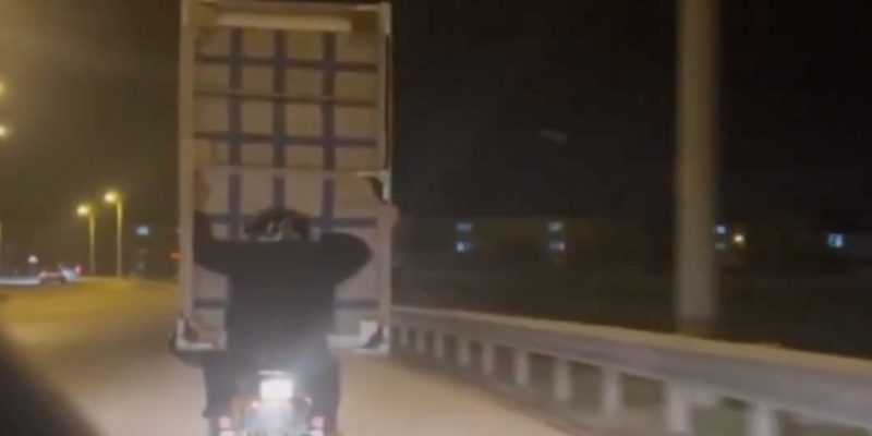 Düzce'de 2 vatandaş motosikletle kanepe taşıdı.