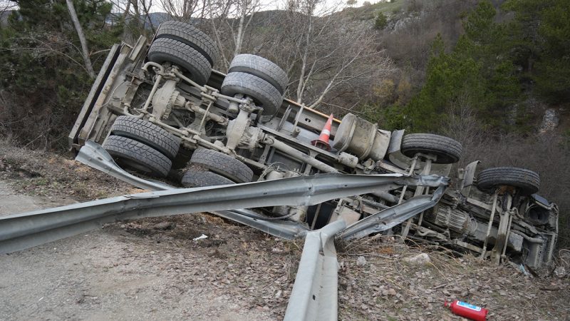 Kastamonu'da fenalaşan sürücü şarampole uçtu 2 Kastamonu'da fenalaşan sürücü kaza yaptı