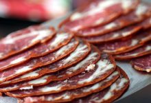 Yıllardır sofraların vazgeçilmez lezzetlerinden biri olan Kayseri pastırması için kritik süreç tamamlandı. Avrupa Birliği’nden tescil kararı geldi.