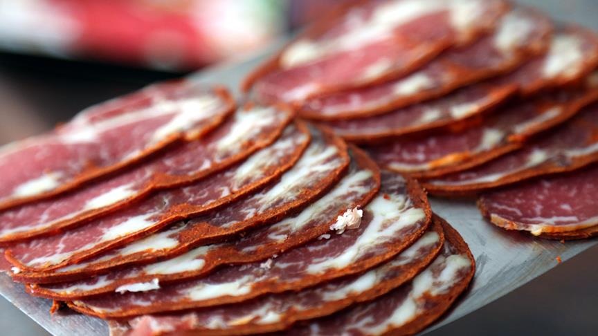 Yıllardır sofraların vazgeçilmez lezzetlerinden biri olan Kayseri pastırması için kritik süreç tamamlandı. Avrupa Birliği’nden tescil kararı geldi.