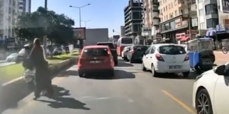 Mersin'de yayalar motosiklet sürücüsüne kaza yaptırdı