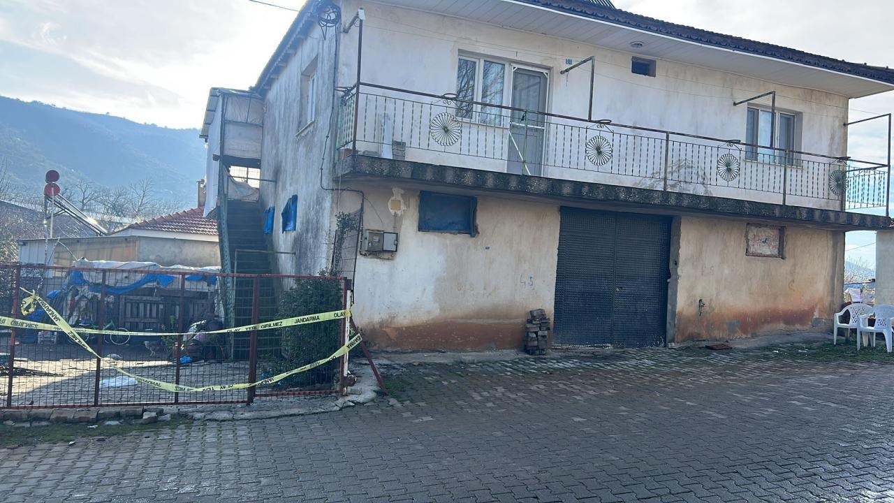 Manisa’nın Turgutlu ilçesinde dehşet veren olayda, Ömer Coşkun boşanma aşamasındaki eşi Şadiye Nur Coşkun ile eşinin anne, baba ve kardeşini tabancayla öldürdü.