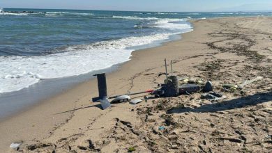 Sakarya’nın Karasu ilçesinde sahilde parçalanmış halde bir insansız hava aracı bulundu.