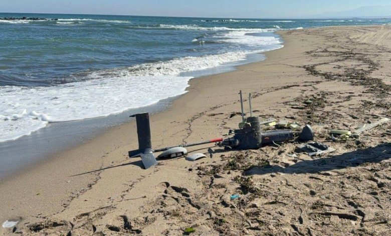 Sakarya’da sahilde gizemli İHA bulundu 2 Sakarya’nın Karasu ilçesinde sahilde parçalanmış halde bir insansız hava aracı bulundu.