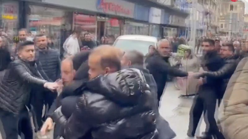 Sakarya'da zabıta ile satıcı birbirine girdi